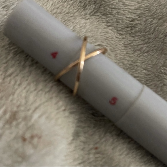 New Woman’s Minimalistic 9k Gold Infinity Twisted Ring - Picture 4 of 9